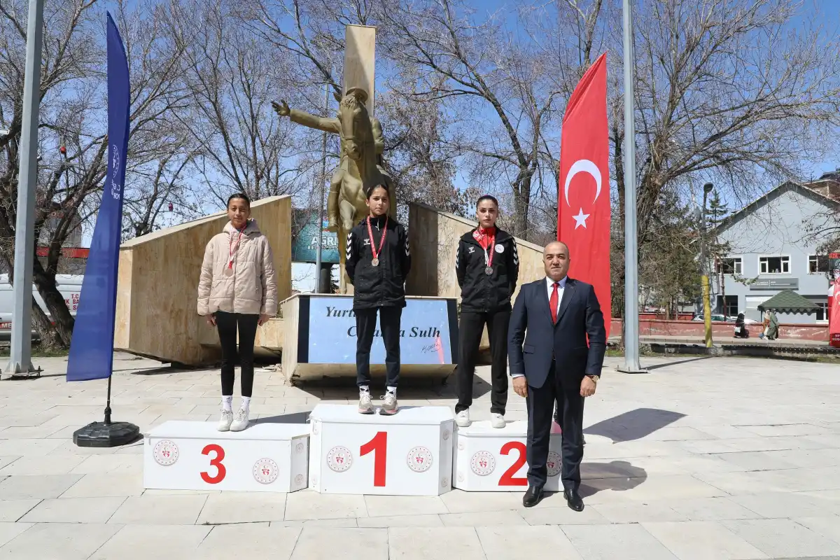 Ağrı’da 15 Nisan Kurtuluş Koşusu yarışmaları yapıldı