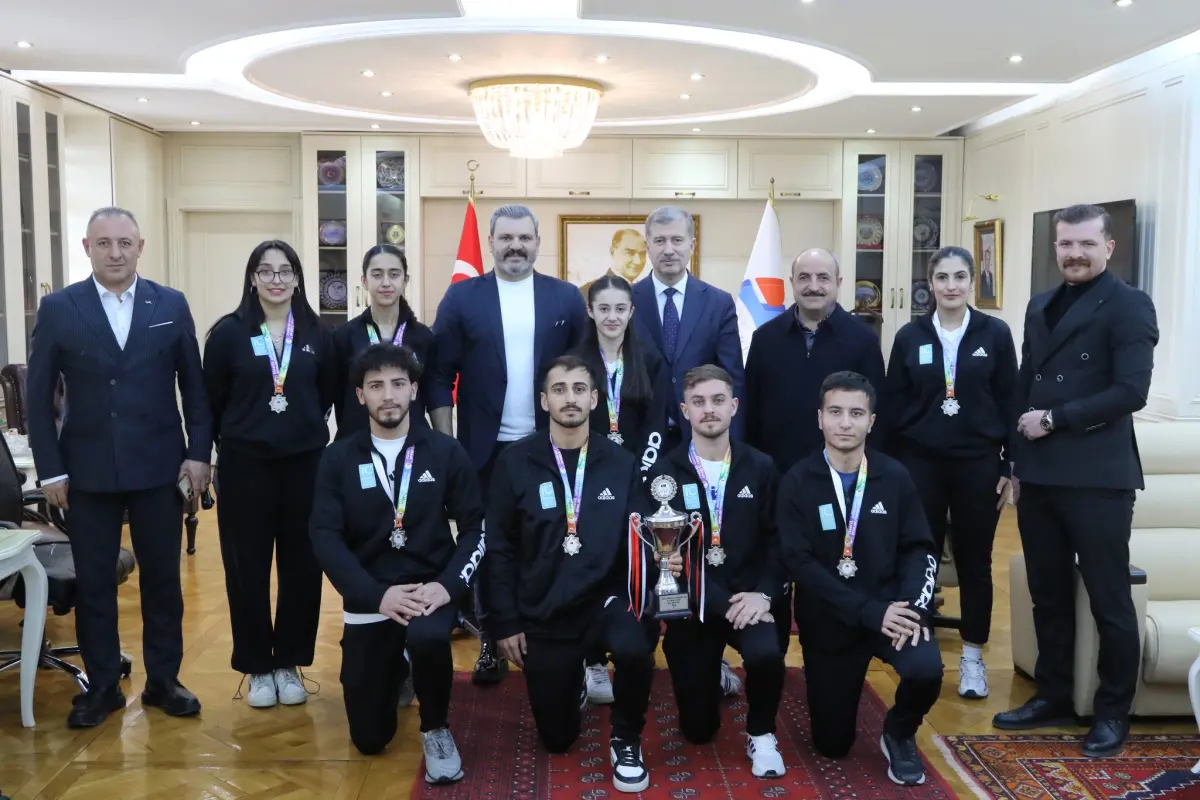 AİÇÜ Rektörü Prof. Dr. İlhami Gülçin Türkiye 2’ncisi olan Badminton takımını kabul etti