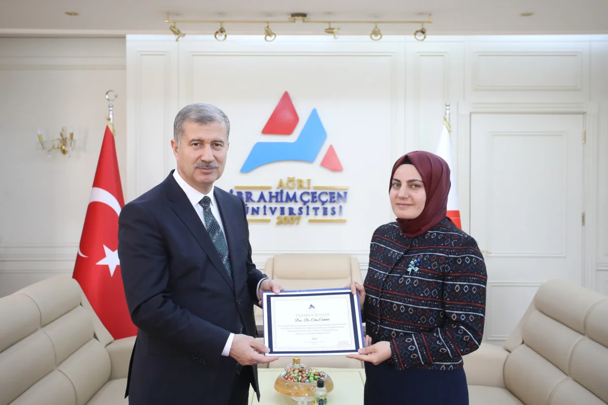 AİÇÜ Rektörü Prof. Dr. İlhami Gülçin’den, Doç. Dr. Ebru Erdemir’e teşekkür belgesi