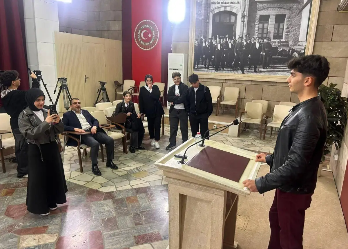 AK Parti Kars Milletvekili Adem Çalkın, öğrencilere TBMM’yi gezdirdi