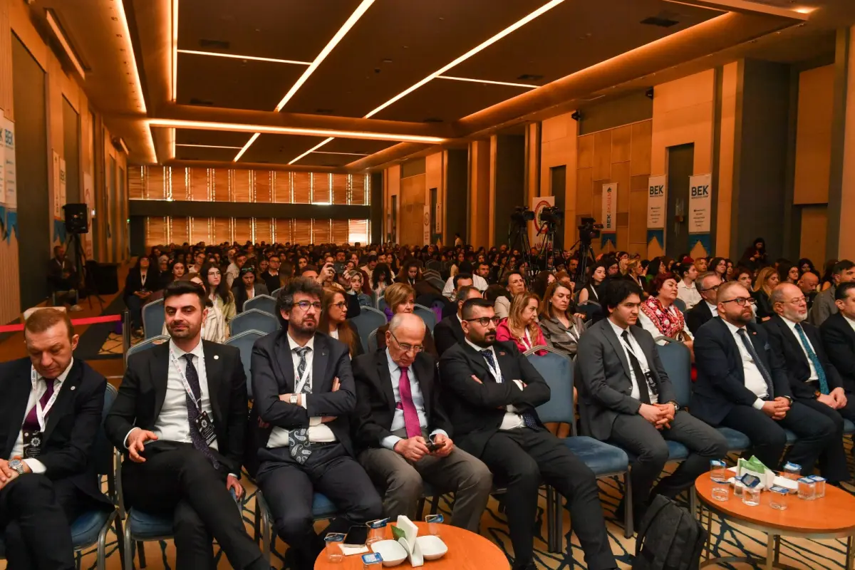 AKK Başkanı Yılmaz 22. Ulusal Hasta Bilgilendirme Yarışması ve Eczacılık Zirvesi’ne katıldı