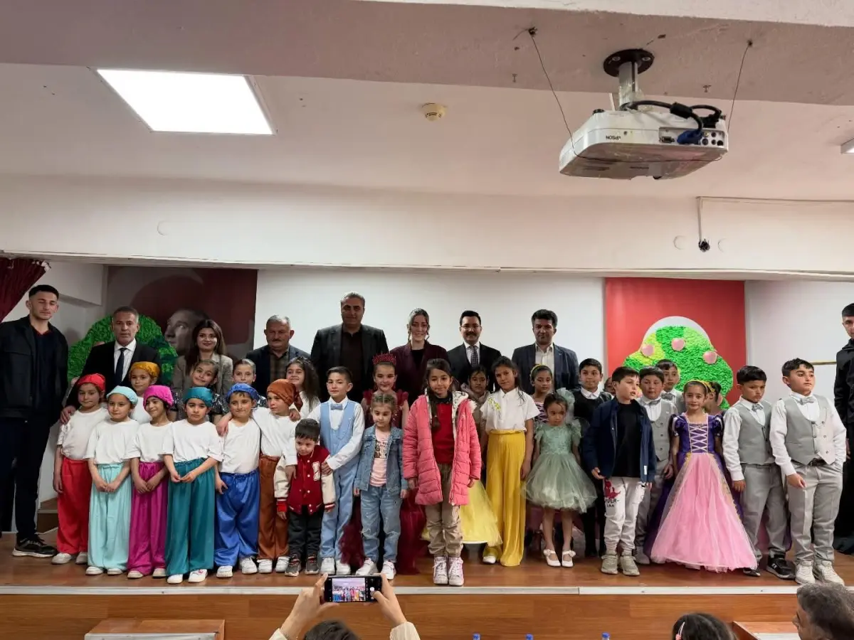 Akyaka’da miniklerden tiyatro gösterisi beğeni topladı