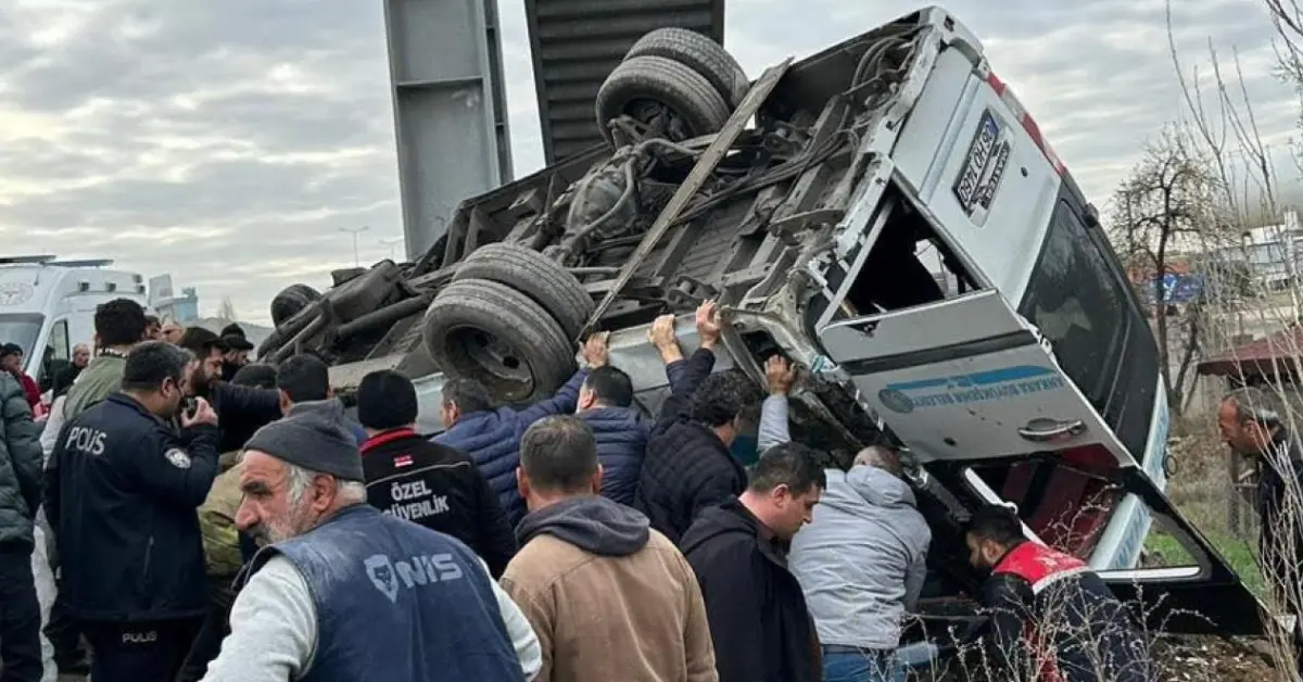 Ankara’da kaza: Minibüs üst geçide çarptı; 5 ölü, 14 yaralı