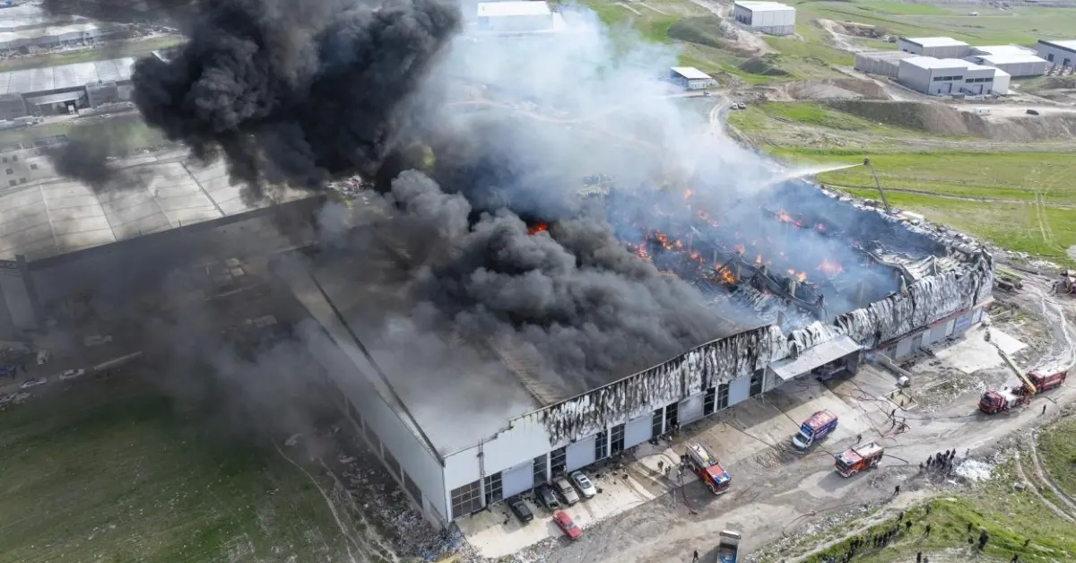 Ankara’da mobilya deposunda yangın: Ekipler seferber oldu