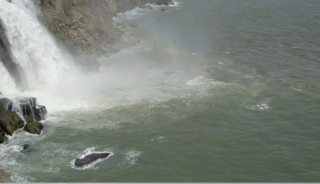 Antalya’da şiddetli yağış denizin rengini değiştirdi