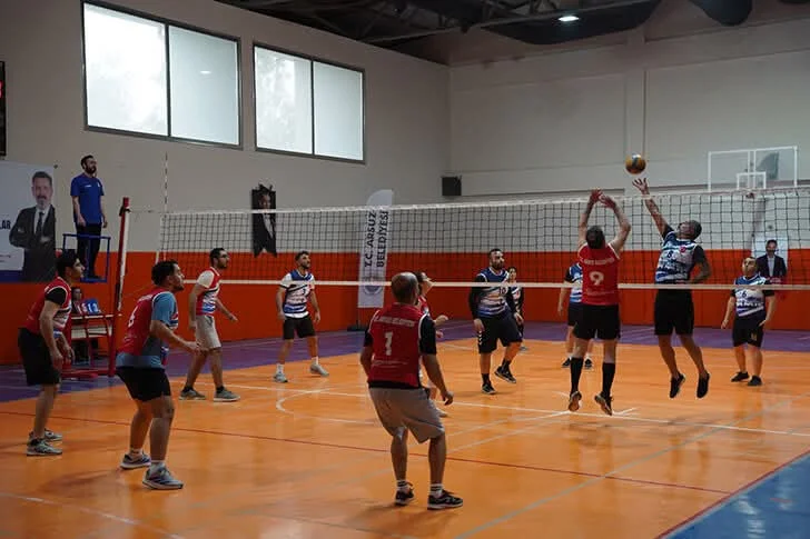 Hatay Arsuz’da voleybol heyecanı başladı