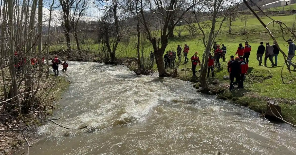 Dereye düşen 8 yaşındaki çocuk için arama çalışmaları sürüyor