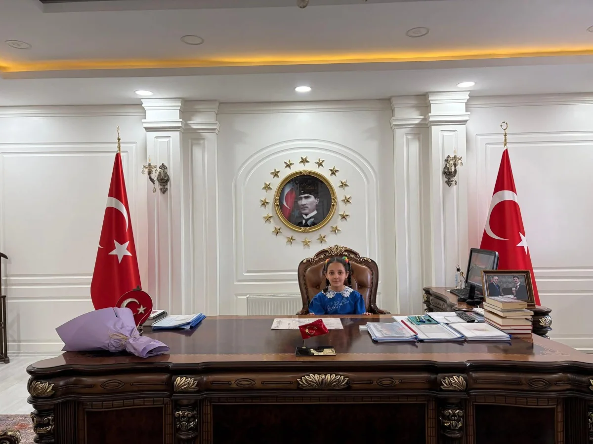 Digor’da 23 Nisan coşkusu: Minik Hira kaymakamlık koltuğuna oturdu