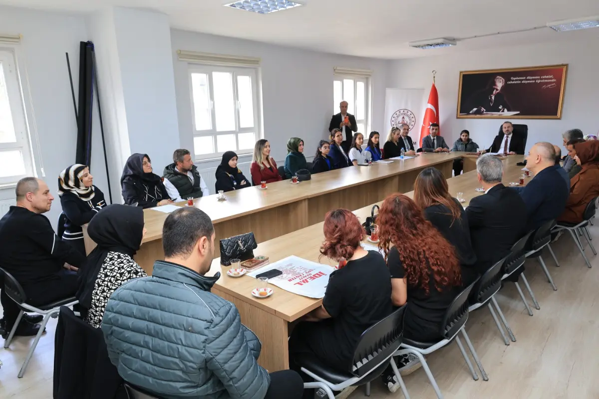 Elazığ’da 15 Temmuz demokrasi yarışmalarında dereceye giren öğrenciler ödüllendirildi
