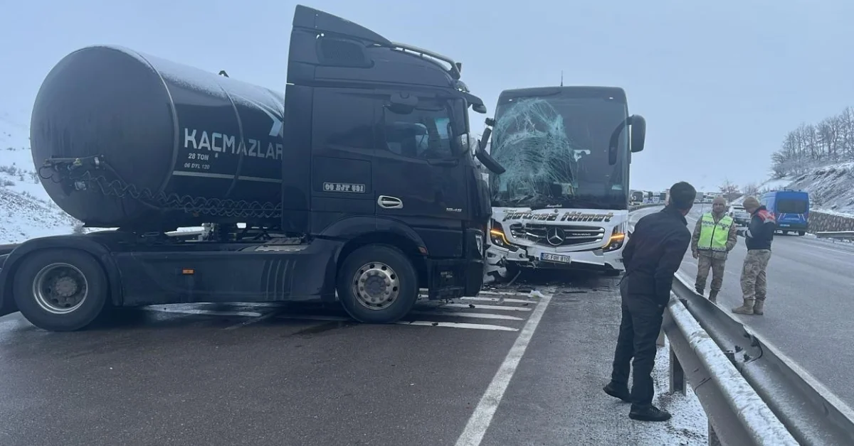 Erzurum’da zincirleme kaza: 5 yolcu yaralandı