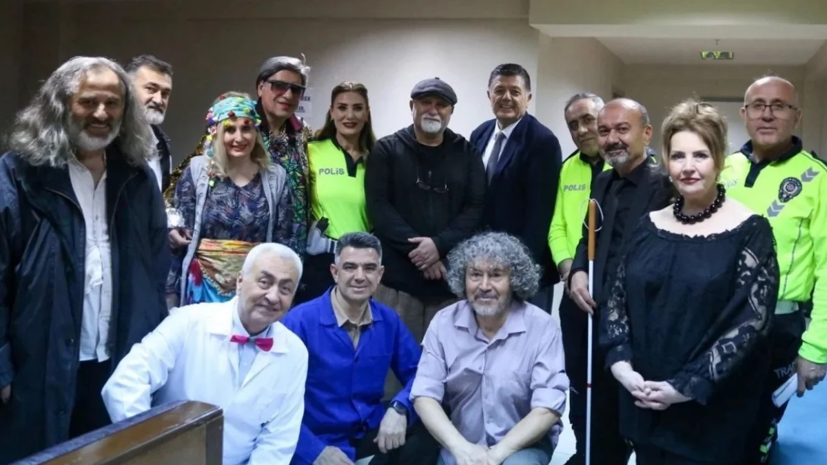 Emekli Tiyatrosu Karadeniz turnesinde sahne aldı