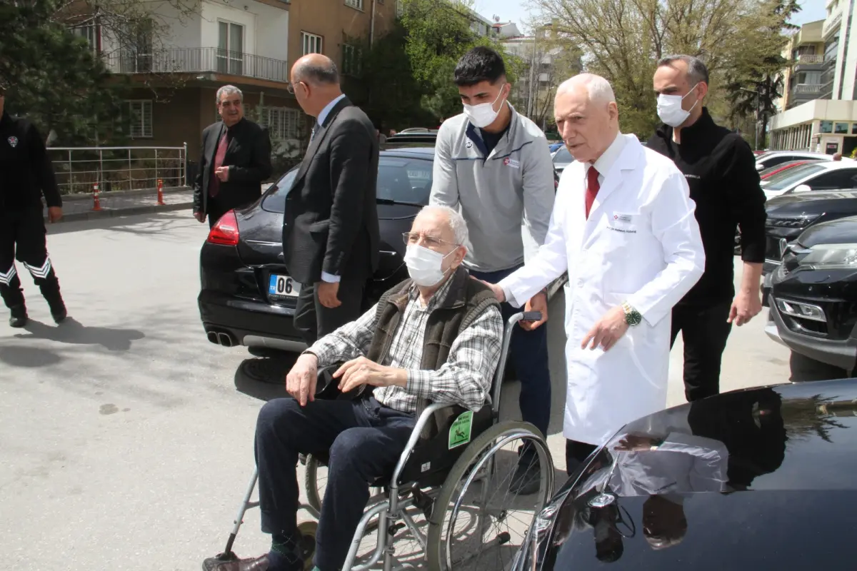 Gazeteci Emin Çölaşan taburcu edildi