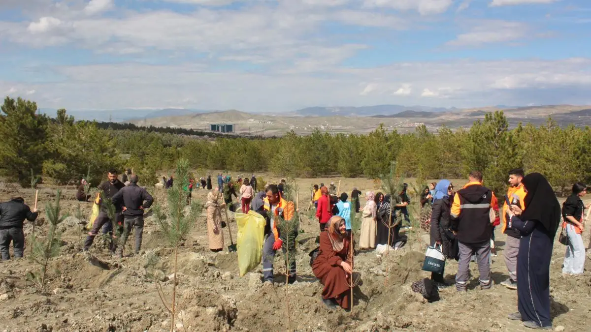 İnönü Üniversitesi kampüsünde fidan dikim etkinliği düzenlendi