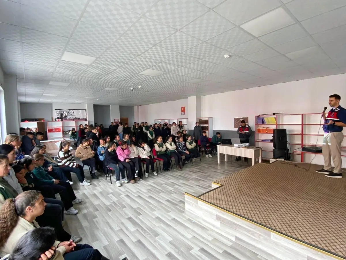 Kars jandarmasından öğrenci ve öğretmenlere siber güvenlik eğitimi