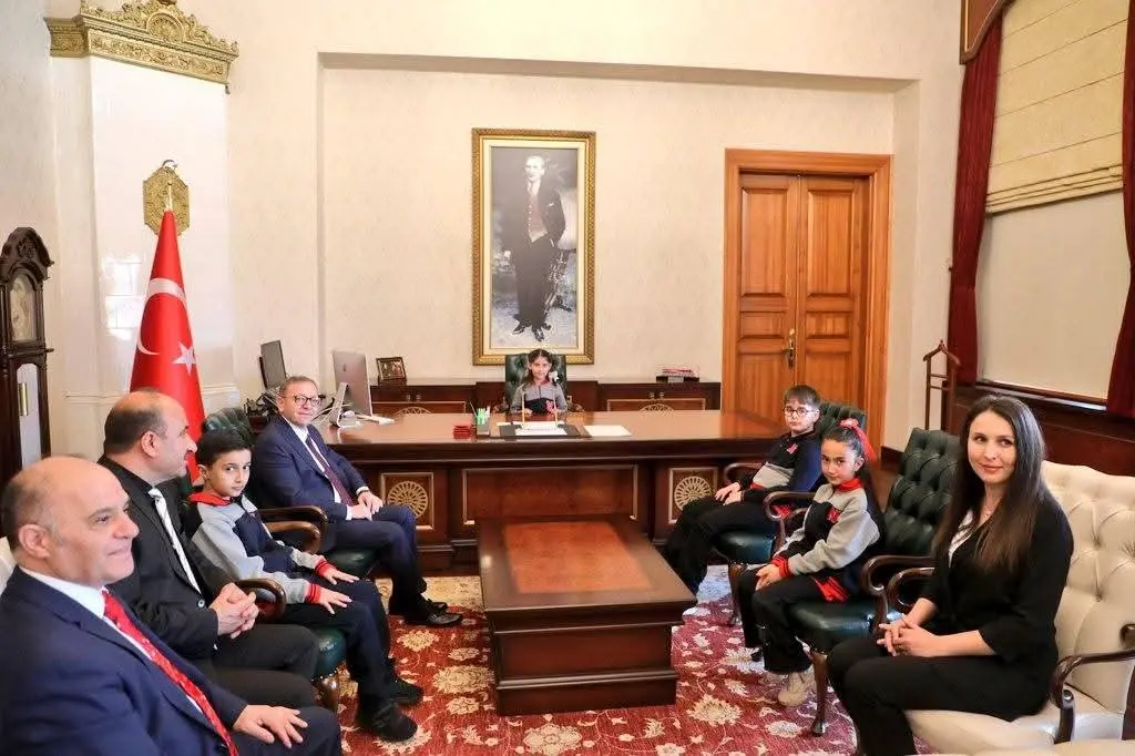 Kars Valiliği’nde 23 Nisan coşkusu: Minik Kevser makamı devraldı