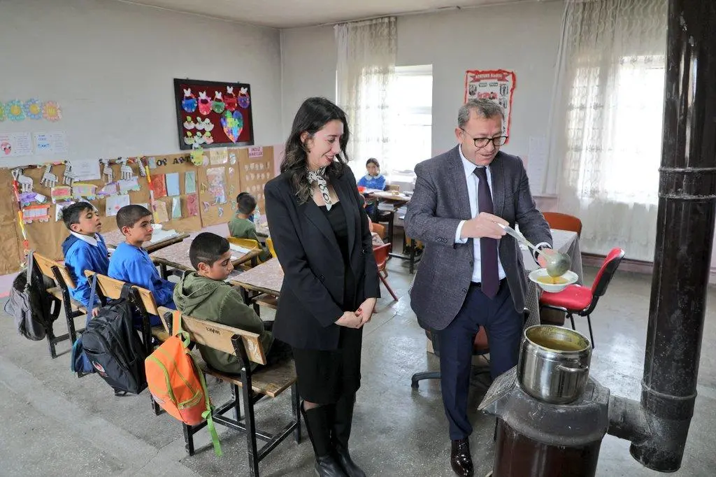 Kars Valisi Ziya Polat, kendi elleriyle öğrencilere çorba ikram etti