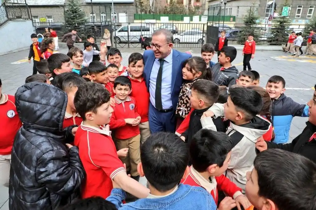 Kars Valisi Ziya Polat’a öğrencilerden sıcak karşılama