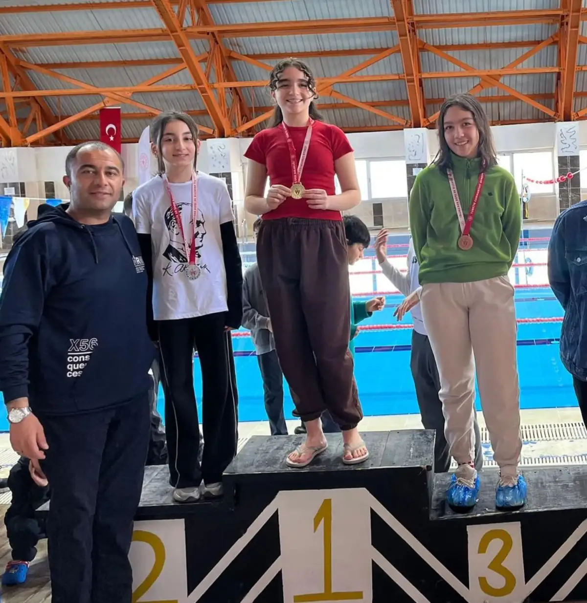 Kars’ta 23 Nisan coşkusu havuzda yaşandı