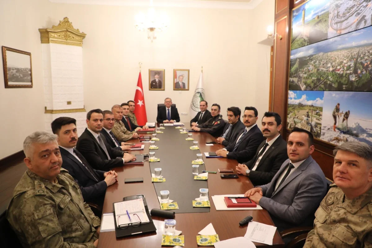 Kars’ta güvenlik zirvesi: İl güvenlik ve asayiş koordinasyon toplantısı gerçekleştirildi