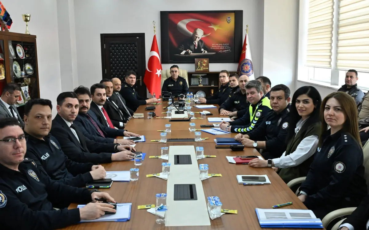 Kars’ta güvenlik zirvesi: Okul güvenliği ve 1 mayıs tedbirleri masaya yatırıldı