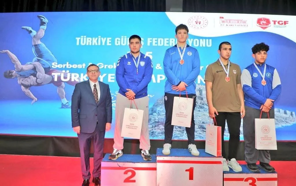 Kars’ta U15 Güreş Türkiye Şampiyonası’nda madalyalar sahiplerini buldu