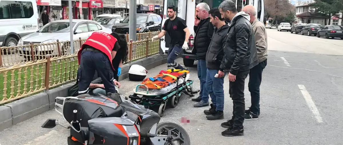 Kavşakta can pazarı: Motosiklet sürücüsü başından yaralandı