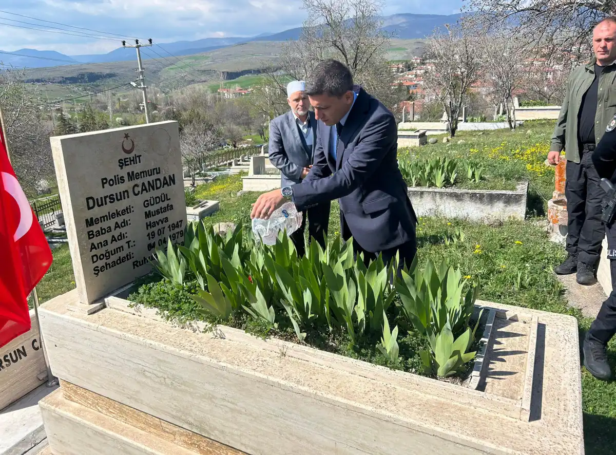 Kaymakam Akar’dan şehit polis memuru Dursun Candan’ın kabrine ziyaret
