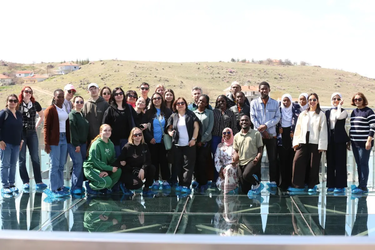 Kültürler Aksaray’da buluştu: Öğrenciler cam terasta ve tarihi güzelliklerde hayran kaldı