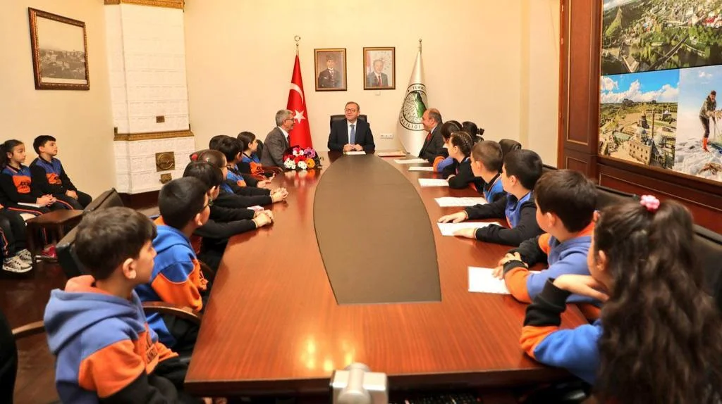 Minik öğrencilerden Vali Polat’a  ziyaret
