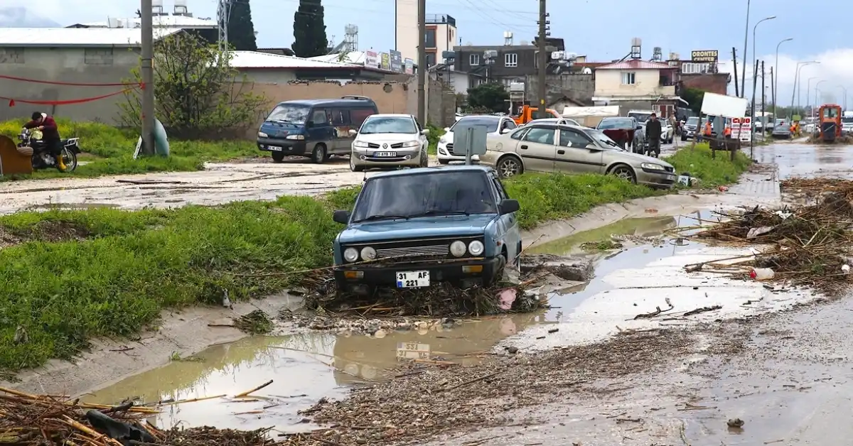 Sağanak yağış, Hatay’da cadde ve sokakları göle çevirdi