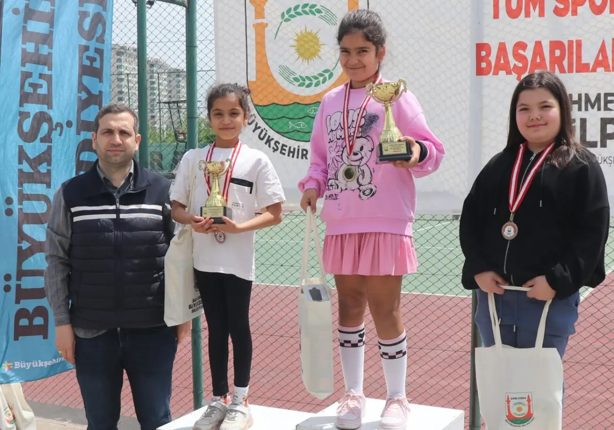 Şanlıurfa’da 23 Nisan Tenis Turnuvası ödül töreniyle sona erdi