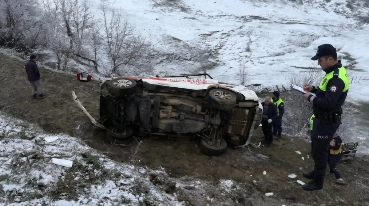 Şavşat’ta Ambulans Uçuruma Devrildi: 1 Ölü, 4 Yaralı