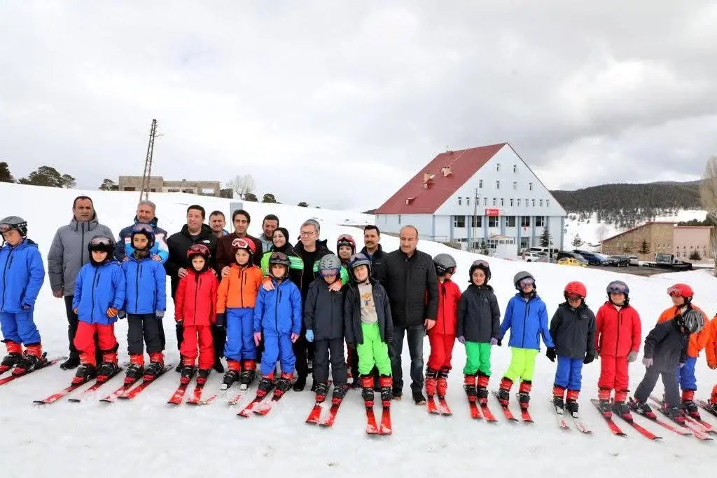 Vali Ziya Polat, “Karın yıldızları Sarıkamış’ta” projesi kapsamında öğrencilerle buluştu