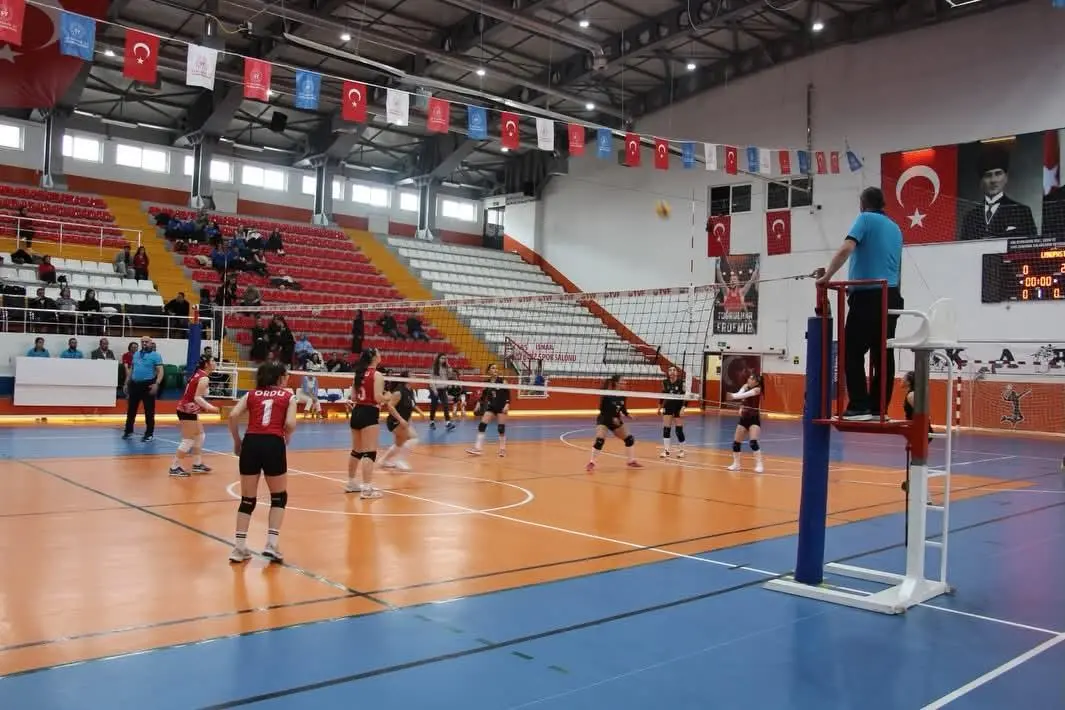 YURTLİG Voleybol Kızlar Grup Müsabakaları törenle başladı