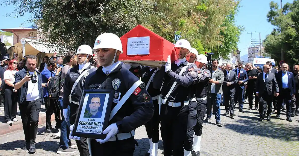 Zincirleme kazada şehit olan polis son yolculuğuna uğurlandı