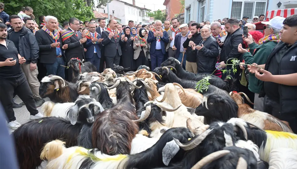 400 yıllık kurban indirme geleneği bu yıl da yaşatıldı