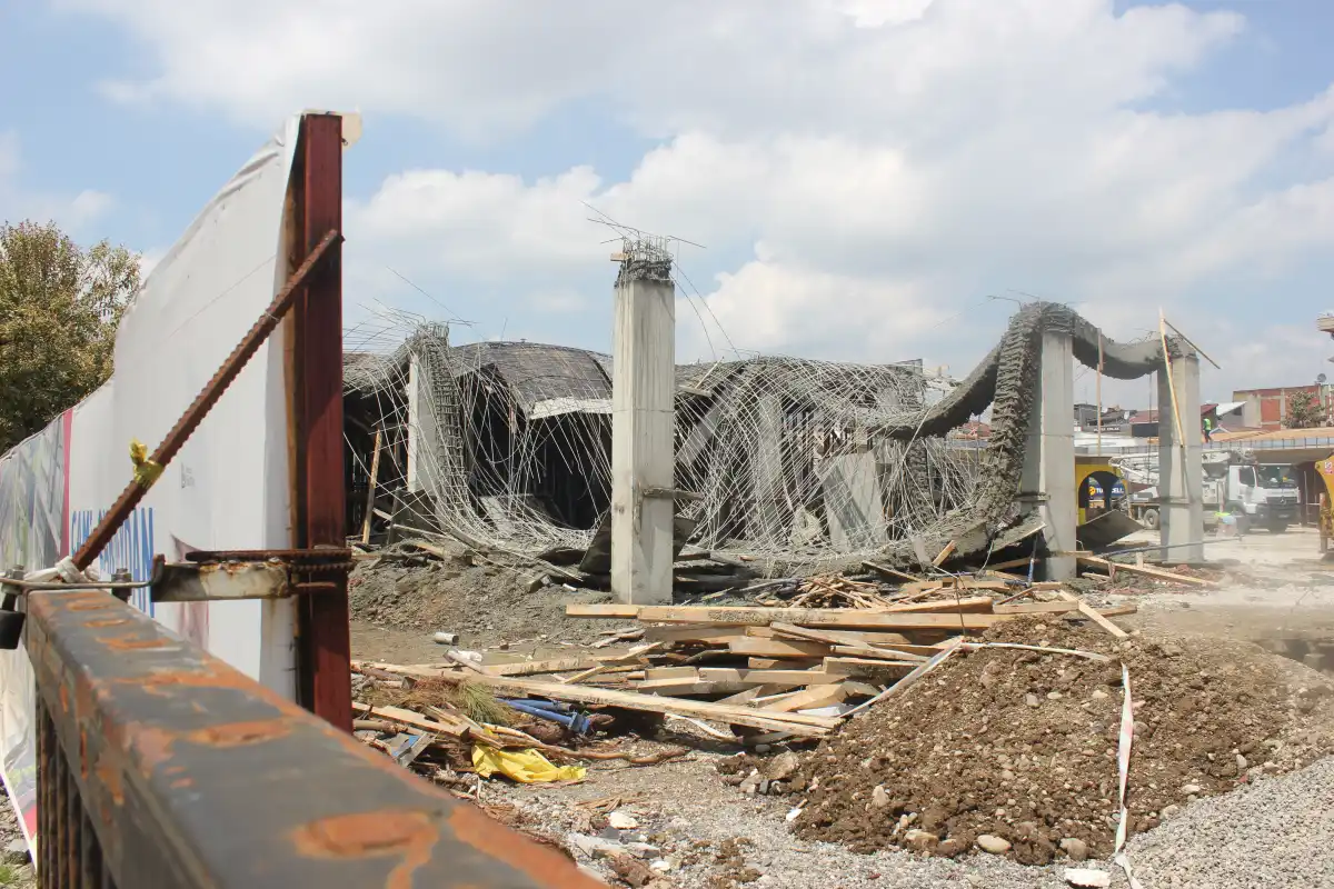 Düzce’de Cedidiye kent meydanı inşaat çalışmaları esnasında “çökme” meydana geldi