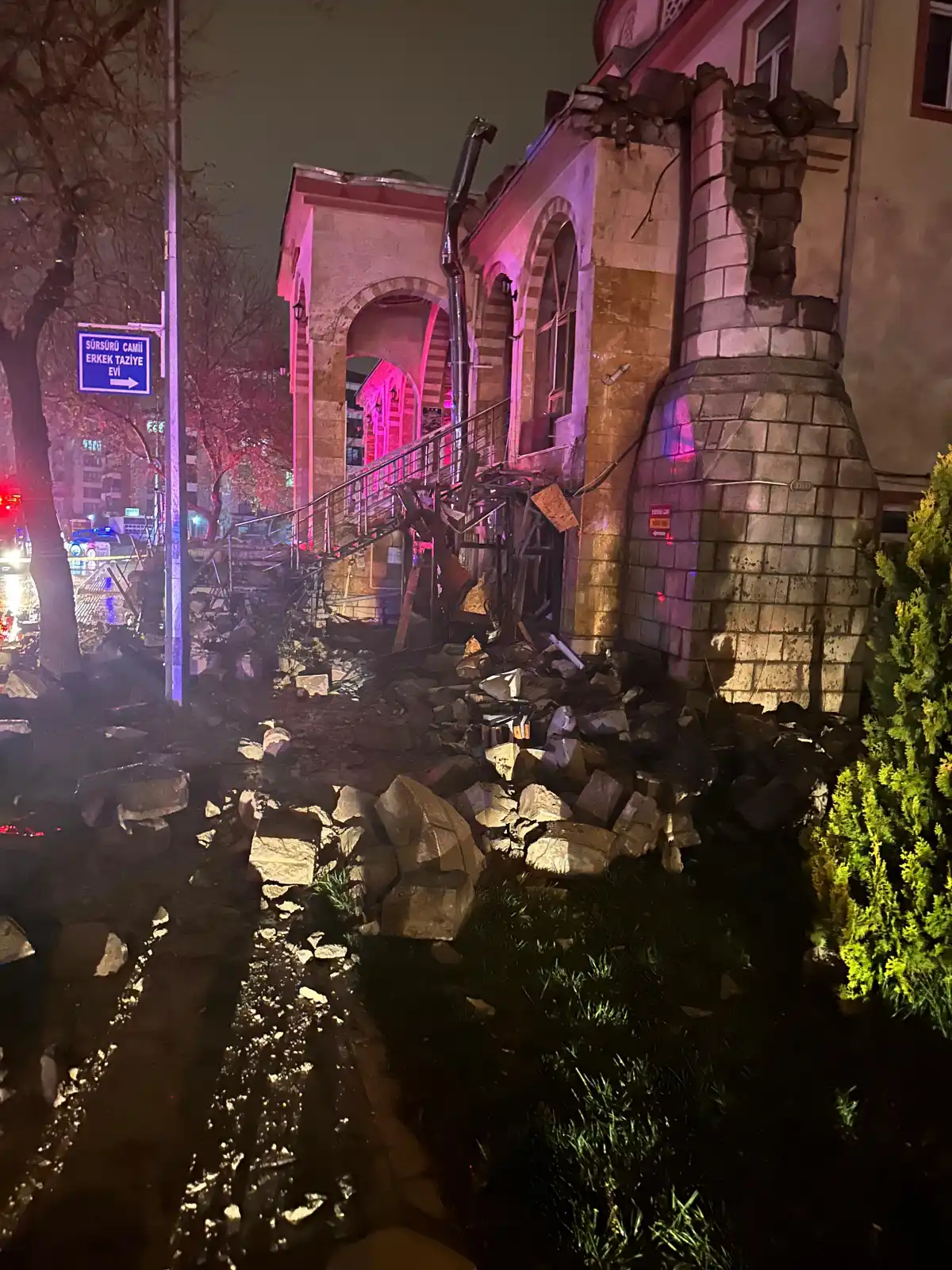 Elazığ’da yıldırım minareyi yıktı