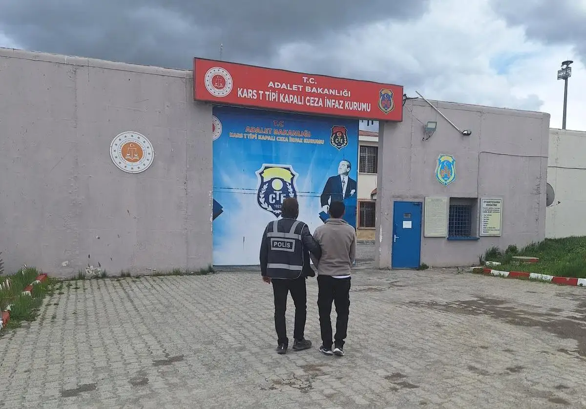 Kars’ta 8 yıl 4 ay hapis cezası bulunan dolandırıcı yakalandı