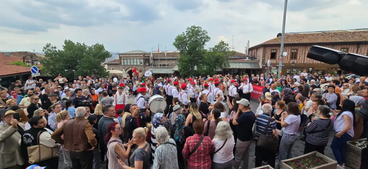 Ankara Kalesi’nde şenlik coşkusu yağmura rağmen yüzleri güldürdü