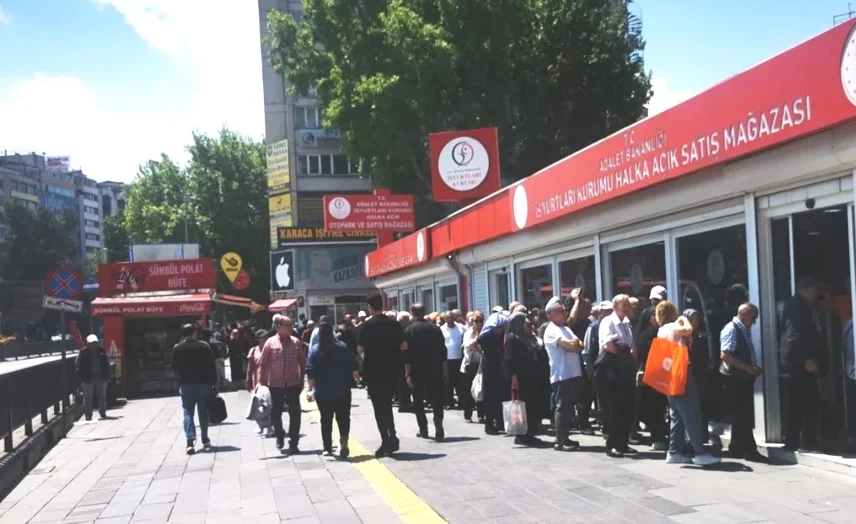 Ankara’da 10 TL’ye satılan ucuz yumurta için yüzlerce vatandaş Sıhhiye’de kuyruğa girdi