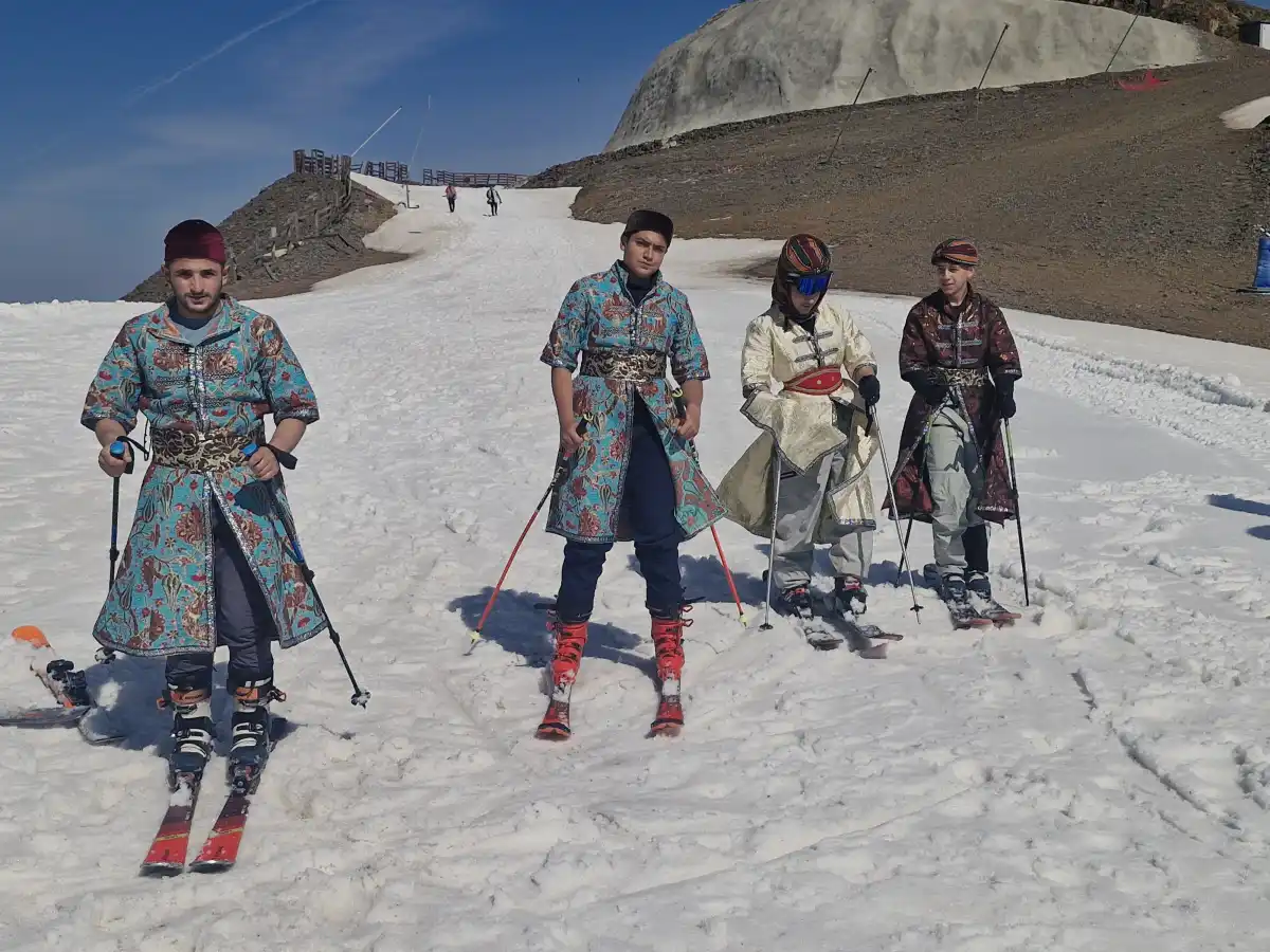 Deniz sezonu açıldı, Erzurum Palandöken’de kayak yarışı başladı