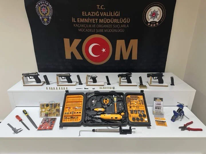 Elazığ’da ruhsatsız silah operasyonu: 5 tabanca ele geçirildi