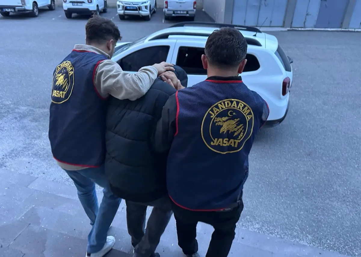 Kars’ta 51 suç kaydıyla aranan ve 42 yıl hapis cezası bulunan şahıs yakalandı