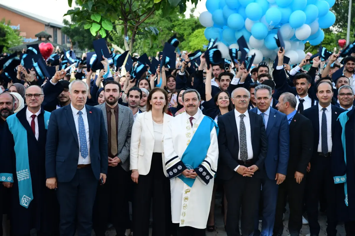 Malatya Turgut Özal Üniversitesi’nde mezuniyet coşkusu