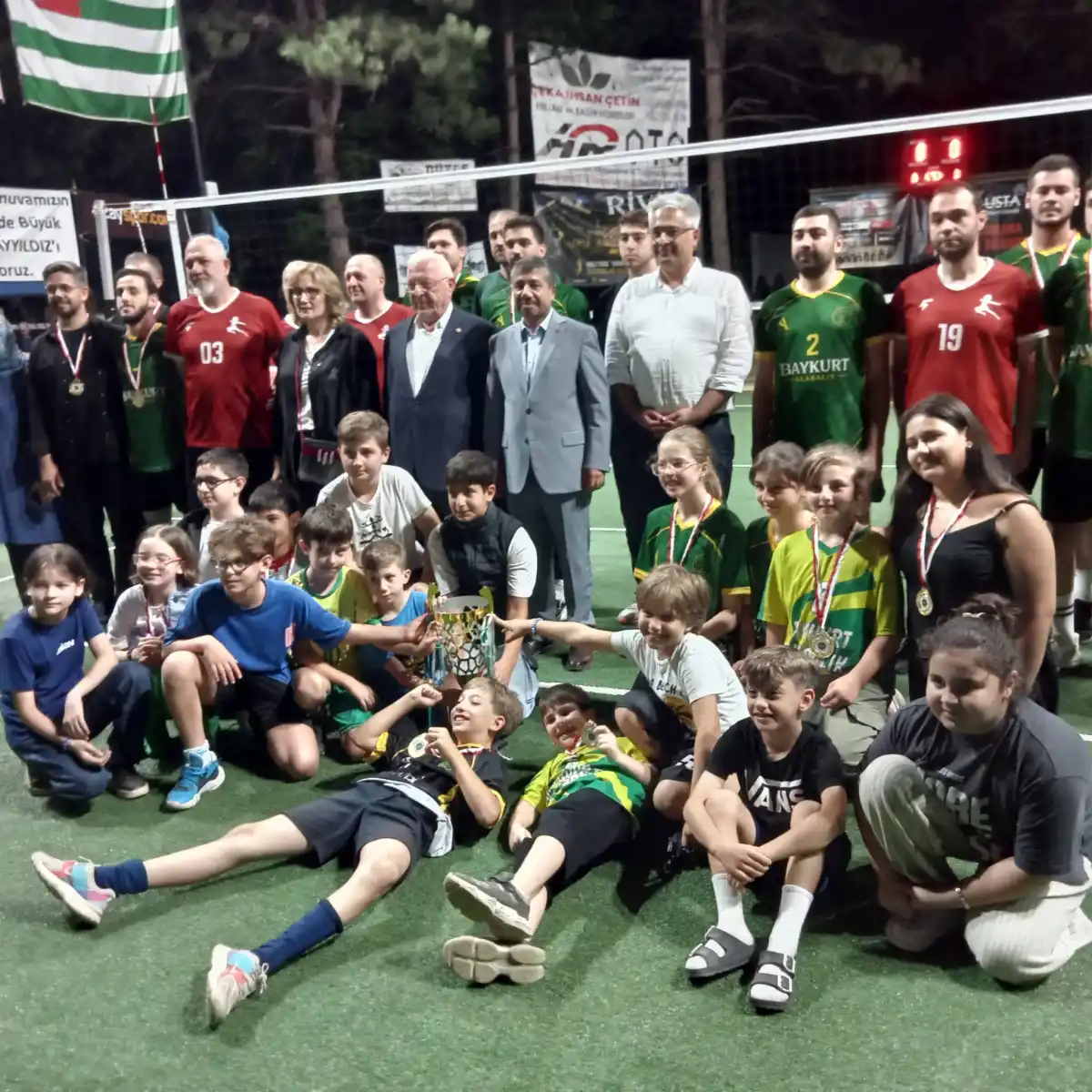 Düzce’de Bayramcı Voleybol Turnuvası “Tahirağa-Hey Kafkas” final maçını 2 bin 500 kişi izledi
