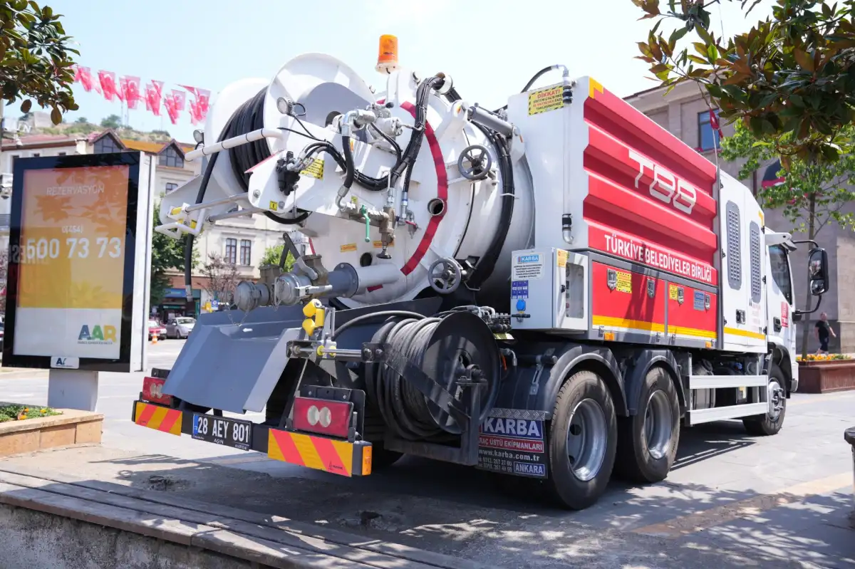 Giresun Belediyesi yeni kanal temizleme aracına kavuştu
