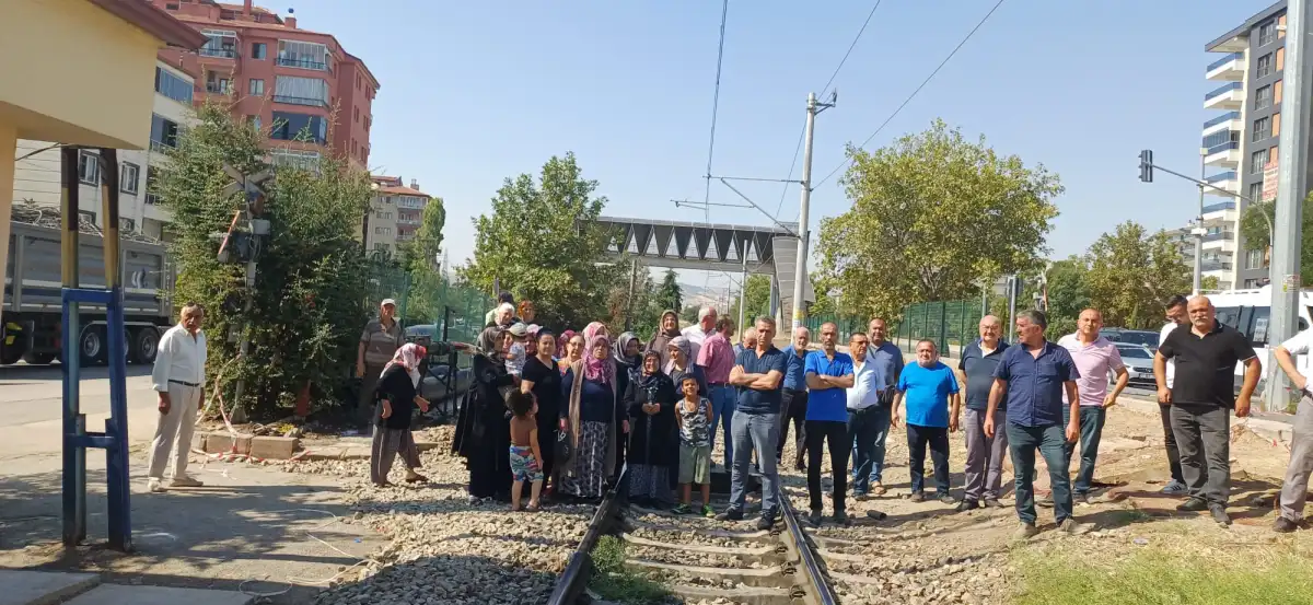 Tren yolunda mahallenin eylemi