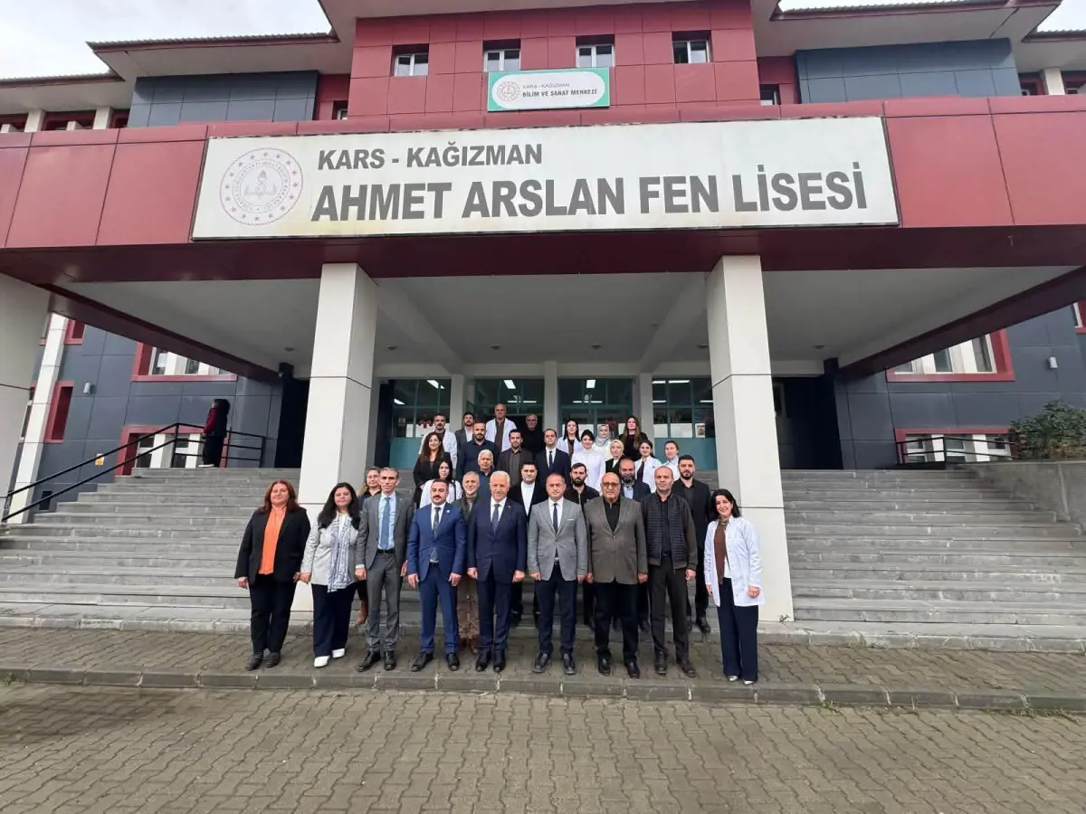 Ahmet Arslan, Kağızman’da kendi ismini taşıyan liseyi ziyaret etti
