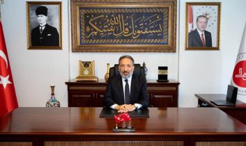 Rektör Turabi, hemşehrisi Prof. Dr. Safi Arpaguş’a tebrik etti